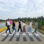 新業(yè)夥伴們過(guò)馬路卻引來(lái)眾人驚呼！原來(lái)是被斑馬線耽誤的3D地景藝術(shù)，彷彿懸浮在空中，各角度都讓人產(chǎn)生「美麗的誤會(huì)」。