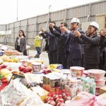 以新業(yè)建設(shè)名譽(yù)董事長穆椿松先生（圖右三）、卓勝隆董事長（圖右二）及簡福榮總經(jīng)理（圖右四）、邱正光副總經(jīng)理（圖右一）為首，率領(lǐng)全體同仁一同祭拜祈福。祈求接下來的建築程序一切順利、未來住戶安居和樂。