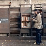 窗櫺式書櫃前伴著兩隻貓，每一位專注閱讀的書人也成為文學(xué)館最美的風(fēng)景。