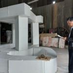 新業(yè)建設(shè)簡福榮總經(jīng)理(右一)打量著眼前『灰階-方』藝術(shù)品的模型，期待著成品安置於社區(qū)中，為住戶帶來「藝」種美好的新「視」界。