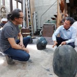 藝術(shù)家陳煜權(quán)（圖左一）與建築職人簡福榮總經(jīng)理（圖右一）以蹲姿模擬水池的平視高度，討論著如何將藝術(shù)品與社區(qū)融合的美好樣貌，完美演繹。