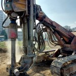 氣勢(shì)磅礡的地質(zhì)鑽探機(jī)，深入地底抽取的剎那間，有如電影般塵土飛揚(yáng)、滾滾黃沙的壯觀畫(huà)面。