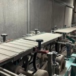 乾燥處理過的磁磚，整齊地陳列在輸送臺(tái)上，準(zhǔn)備進(jìn)入下一道逐層施釉的工序。