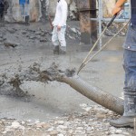 烈日之下，師傅們揮汗如雨的穩(wěn)住灌漿管道，慢慢地為基礎(chǔ)工程披上一層層肌理。