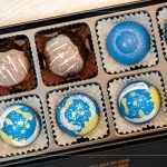 宇宙巧克力 - 將香草莢獨(dú)特的香氣與可可豆完美融合，巧克力都是親手繪製，星空?qǐng)D樣包含著繽紛的內(nèi)餡，每一口都能感受到驚喜。