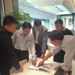 新業(yè)建設(shè)簡(jiǎn)福榮總經(jīng)理(右一)、邱正光副總(左二)與設(shè)計(jì)團(tuán)隊(duì)，了解對(duì)於生活的細(xì)節(jié)，必須比住戶要求得更高。