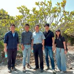 每一棵雀屏中選的小樹，都是經(jīng)由新業(yè)職人團(tuán)隊(duì)的專業(yè)見解，並審慎評(píng)估後決定出的結(jié)果。我們相信：「不只是我們選樹，樹也在選擇一個(gè)值得託付終身的對(duì)象」。(圖中為簡(jiǎn)福榮總經(jīng)理，圖左為吳志輝建築師）