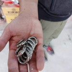 不鏽鋼，臺語又稱為「白鐵」，不僅擁有耐熱、耐腐蝕等特性，也透過其材質(zhì)及特色呈現(xiàn)出作品的強烈金屬光澤感。