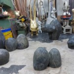 將作品切削出形狀後進(jìn)入翻砂、用沙模鑄造、打磨的階段，直到磨出心目中想要的表情，接著染色、保護(hù)，讓想像逐漸成形。