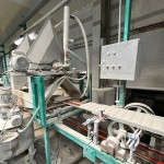 逐層上釉的過程，如同美麗佳人般，經(jīng)過一層一層上釉，妝點(diǎn)出每片山形磚姣好、綺麗的模樣。