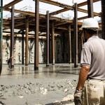 老師傅稍事休息，也不忘緊盯工程進(jìn)度與施工細(xì)節(jié)，堅(jiān)持給住戶們安心的居住品質(zhì)。