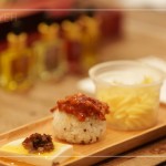 佐食搭配特製油品與醬料，在口中探索與食材的相互交織，感受最純粹的原味。