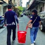 提著重達(dá)20公斤、8天份的年菜，穿梭在臺(tái)中舊市區(qū)街頭巷弄之間，只為將一份份愛心年菜，親手送到長(zhǎng)輩手中。
