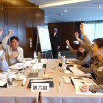 由行銷部楊世偉經(jīng)理(圖左一)帶領(lǐng)的小組，成員來自營建部經(jīng)理、客服部、人資部單位，實務(wù)操作心智圖的分析案例，舉手搶答與講師互動回饋。