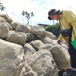 天然原石會依庭園造景的呈現(xiàn)，挑選適合的尺寸，根據(jù)石頭的紋理、色澤、形狀及擺放空間，都是方方面面的細節(jié)。
