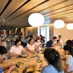 大家專注將自己的花圈設(shè)計(jì)成想像中唯美的模樣，讓人好期待完成品！