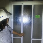 浴室淋浴拉門確實(shí)密合，可阻擋水氣並達(dá)到乾濕分離的目的。作為檢查的一環(huán)，每個(gè)細(xì)節(jié)都不能放過。