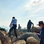 選石過程中，因石頭形狀、密度、厚實度各異，新業(yè)職人們需格外小心謹慎、留意腳步! 