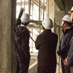 完成上樑儀式後，名譽(yù)董事長穆椿松先生、卓勝隆董事長及簡福榮總經(jīng)理至各樓層巡視目前的工程，使每個細(xì)節(jié)力求完美。