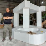 藝術(shù)家任大賢選用鋼圈線條呈現(xiàn)整個藝術(shù)結(jié)構(gòu)體方剛、圓融、尖角等元素，讓各種幾何圖像自由傾訴的語彙，形成理性與感性兼具的藝術(shù)語境。