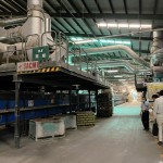 將完成施釉的磁磚送進(jìn)窯爐高溫窯燒，使釉料確實(shí)在磚面上著色，也讓磚體壓合得更加密實(shí)堅(jiān)固。