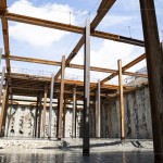 七月艷陽(yáng)天，新業(yè)－大塊森濤階段性工程－地下室開(kāi)挖完成，構(gòu)築的計(jì)畫(huà)正按部就班，一步一步往前進(jìn)行。