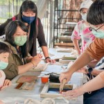 透過最初的孔版印製來體驗絹印的樂趣，老師耐心示範(fàn)如何取出油墨、使用刮板均勻上色，孩子目不轉(zhuǎn)睛地緊盯教學(xué)。