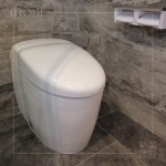 衛(wèi)浴設(shè)備最不可或缺的馬桶，材質(zhì)的選擇不僅展現(xiàn)視覺美感，如何能輕鬆清潔不費力、省水省時，也是職人衛(wèi)浴選品的考量點。