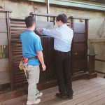 呼應(yīng)園區(qū)既有空間記憶，獨(dú)家設(shè)計(jì)3座不鏽鋼造型貓剪影。