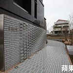 二進(jìn)式的入口，有「明暗牆」設(shè)計(jì)