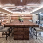 微微的燈光、溫潤(rùn)的木製長(zhǎng)桌，適合在這邊設(shè)一席家宴，誠(chéng)摯地邀請(qǐng)家人好友，分享美味佳餚，共度每一刻美好時(shí)光。