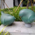 宜家前的麻雀彼此交頭接耳地，不曉得正在訴說什麼悄悄話呢？而如此悠閒的畫面，已成為宜家一景的美學(xué)。