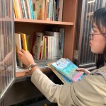 經(jīng)過(guò)日式懷舊建築的臺(tái)中文學(xué)館，不妨來(lái)到公益書席駐足，讓四處奔波的心歇歇腿、讀讀冊(cè)，也為下次的跨國(guó)旅遊重拾行囊，準(zhǔn)備起程！