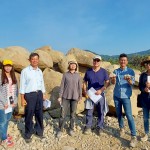 新業(yè)建設(shè)簡福榮總經(jīng)理（圖左二）與新業(yè)團隊不畏烈陽到現(xiàn)場選材，正因職人對專業(yè)上的堅持，即便是小小的溪石也需要百分百的講究。