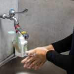 疫情時(shí)代，甘霖基金會的送餐服務(wù)依然風(fēng)雨無阻，當(dāng)天進(jìn)廚房前需要手部徹底清潔、配戴防塵帽、施打疫苗完成並配戴手套，做足防護(hù)程序。