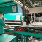 宛如馬林巴琴的演奏家，檢驗(yàn)人員手持小槌子輕輕敲擊，傾聽磁磚的「音色」，透過一雙敏銳的耳朵與豐富的經(jīng)驗(yàn)，聽出磁磚之間細(xì)微的不同之處，並汰除有瑕疵的磁磚。