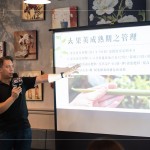 由香草騎士自產(chǎn)的波本香草，從種子到開(kāi)花需要三年多的時(shí)間，採(cǎi)收前是『綠色』的，還須歷經(jīng)殺菁、發(fā)酵、乾燥、陳化，後製成咖啡色的香草莢。