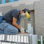 職人爬上圍牆，確認喵星人們的位置後，專注的完成藝術(shù)品最後的裝置階段。