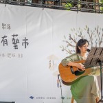 陽光流轉(zhuǎn)、灑落在街頭藝人身上，溫柔的樂音與清新的嗓音，與蔓延至市集的每一處角落。