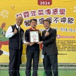 甘霖基金會(huì)頒發(fā)感謝狀給贊助單位，有了捐助和實(shí)質(zhì)的支持能量，讓獨(dú)居長(zhǎng)輩能夠持續(xù)獲得營(yíng)養(yǎng)均衡的飲食和溫暖的關(guān)懷。(圖中為新業(yè)建設(shè)-邱正光副總經(jīng)理、圖右為甘霖基金會(huì)-謝信男董事長(zhǎng))