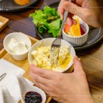 優(yōu)格、地瓜、水煮蛋製成的沙拉，取代平常使用的『美乃滋』，搭配扎實的法棍麵包一同享用，探索每種不同的風(fēng)味，感受因人而異，豐富又有趣。