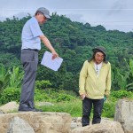 日本景觀設(shè)計師-石村敏哉(右)與新業(yè)建設(shè)-簡福榮總經(jīng)理(左)，挑選原石的大小、紋理特色及自然造景的擺放，在大自然中尋找社區(qū)一方天地的設(shè)計靈感。