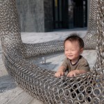 穿梭在藝術(shù)、人文之間，座立於街廓的藝術(shù)品，陪伴家人們未來(lái)的日子。暖洋洋的好天氣，日光打在孩子的燦笑上，心也跟著融化了！