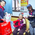 「阿嬤，送年菜囉!」將年菜送到獨(dú)居長(zhǎng)輩手中的同時(shí)，也不忘送上新業(yè)同仁親手繪製的祝?？ㄆ牡膯?wèn)候。