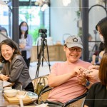 住戶們熱絡(luò)的與講師分享交流，新業(yè)致上客製化生活小物-皮尺。