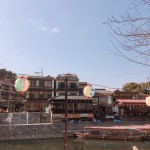 在宇治河岸旁來個茶香漫步吧！扁舟輕靠，日式建築的屋宇上瓦片排列有致，構成一幅和諧畫面。