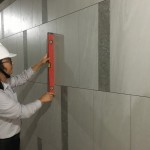 除了接待大廳，梯廳也是迎賓的重點(diǎn)區(qū)域，而一整面光滑平整的牆，是由一片片緊密貼合的磁磚造就而成。