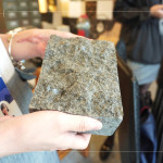 透過觸感及紋理觀察，理解每塊原材的「個性」，方方面面的考量，挑選出「適得其所」的石材。