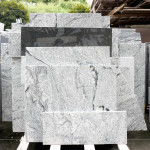 這些石材將從倉儲走進日?？臻g，化身為牆面、地坪或檯面的細節(jié)，為居家與建築注入自然的溫度與質(zhì)感，讓生活與土地緊密連結(jié)。