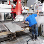 透過高壓水流裁切石材，能有效冷卻與抑制粉塵，使用大型裁切能減少人力負擔，確保切面平整與精確度，提升工作效率。